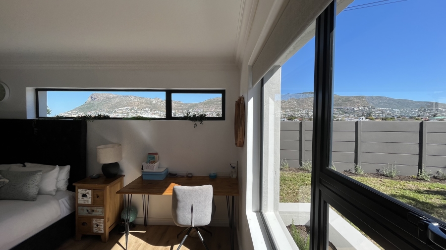 5 Bedroom Property for Sale in Clovelly Western Cape